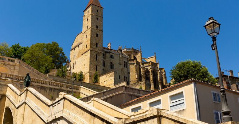 Visit Auch on foot or by bike