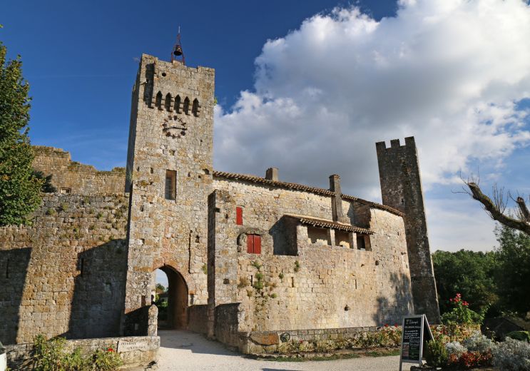 Visit Larressingle, the little Carcassonne in ...