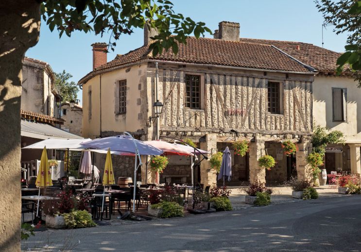 Visiter la bastide circulaire de Fourcès, joya ...