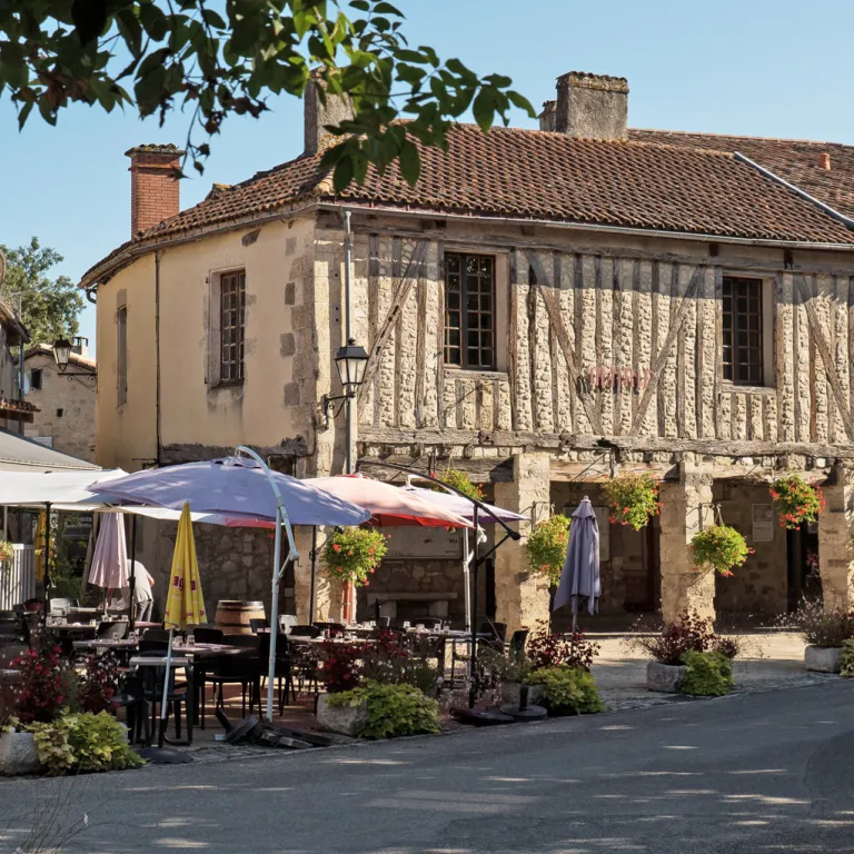 Visiter la bastide circulaire de Fourcès, joya ...