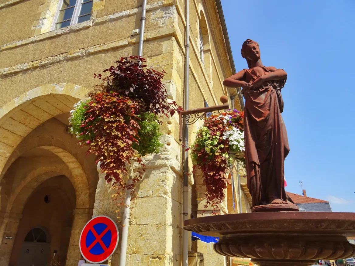 L’une des 4 statues fontaines