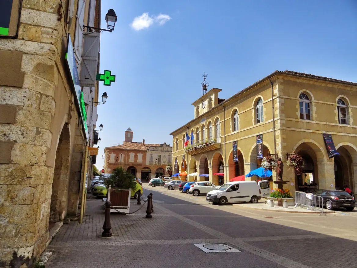 La façade avec son campanile et son fronton