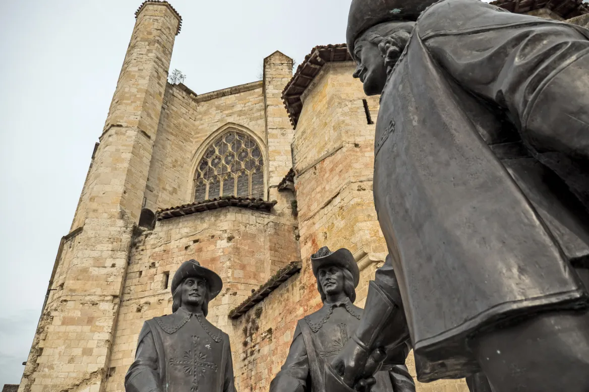 The statue of the musketeers in Condom - Photo © Guide du Gers