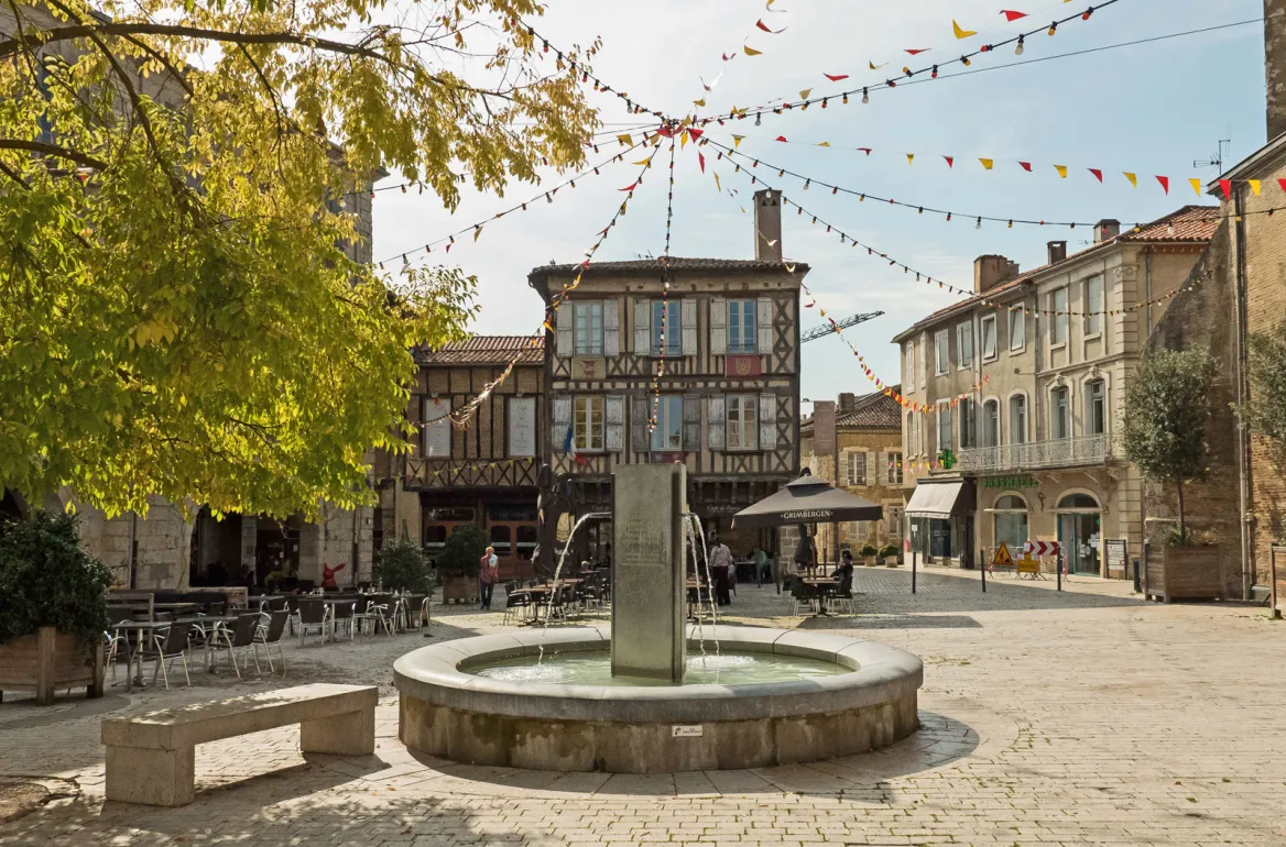 The central square of the village of Eauze - Photo © Guide du Gers