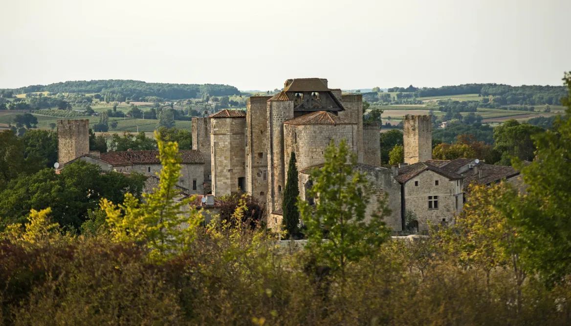 Photo of the pretty citadel of Larressingle - Photo © Guide du Gers