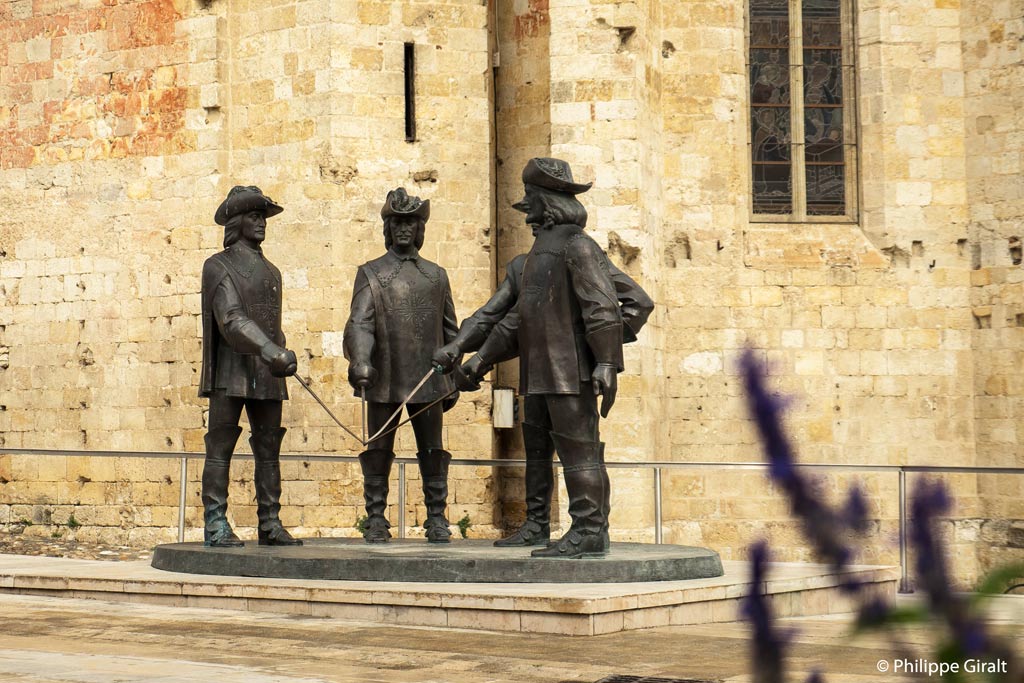 Statue des mousquetaires à Condom