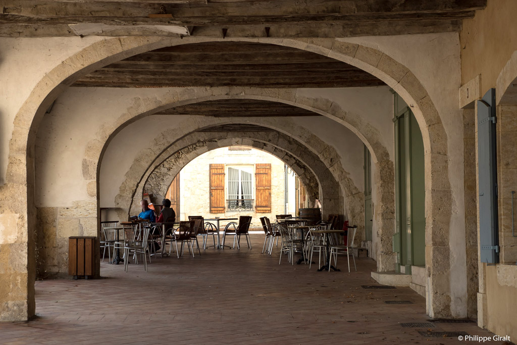 A quiet café in the arcades of Montréal-du-Gers