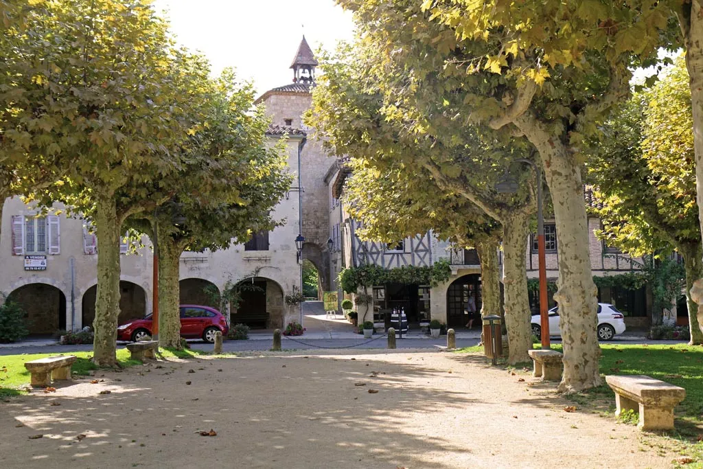 Place centrale et sa belle tour carrée
