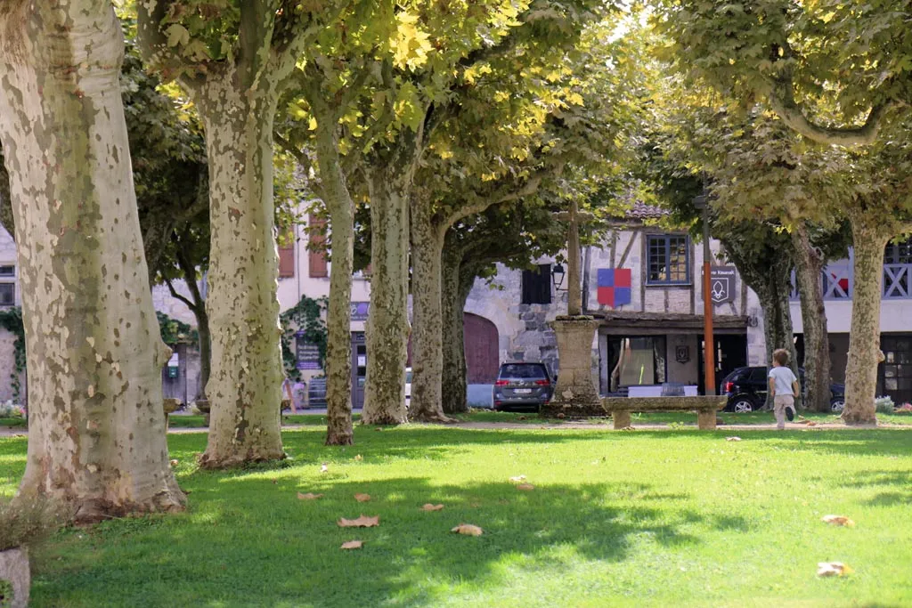 Hugo va jouer sur la place