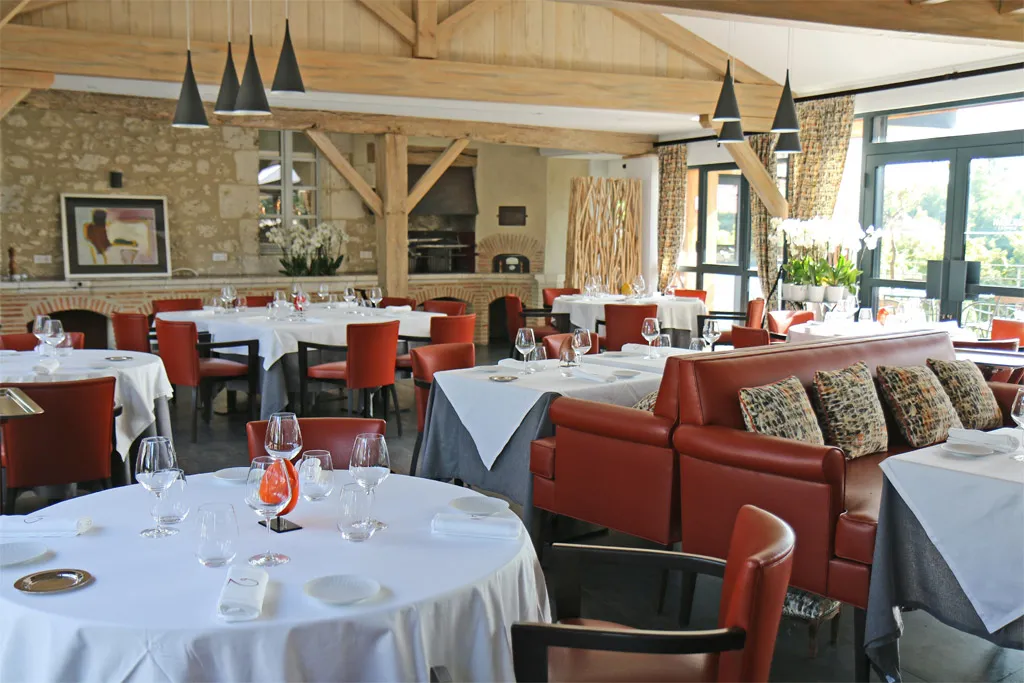 Salle lumineuse restaurant domaine de nazere