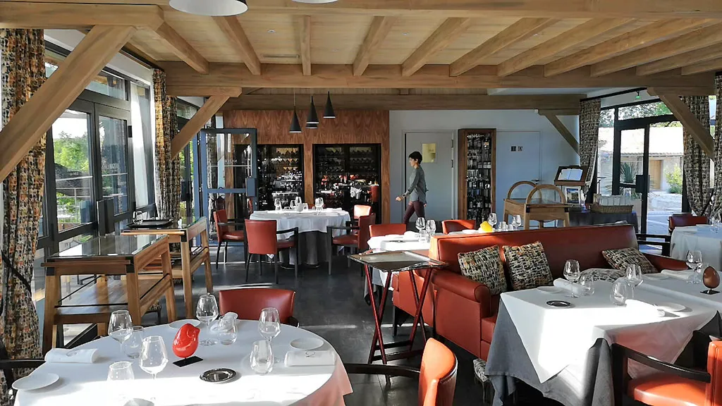 Salle intérieure restaurant domaine de nazère