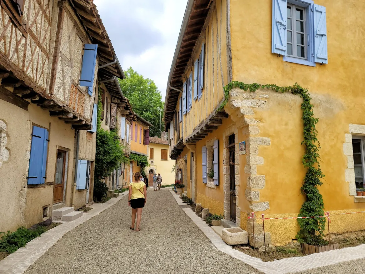 The colorful alleys of the medieval city