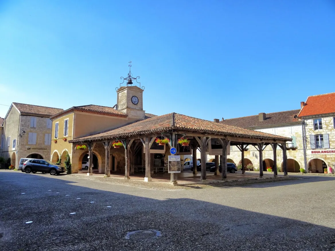 La halle, le campanile et la charpente en bois