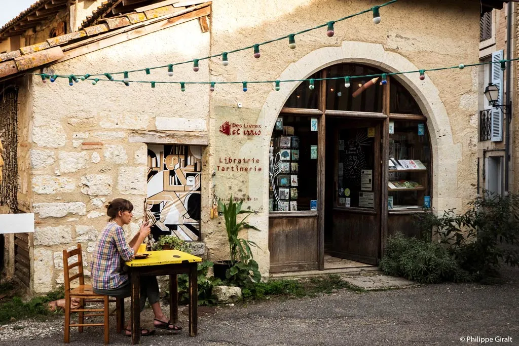 A dynamic and pleasant bookstore/café in Sarrant