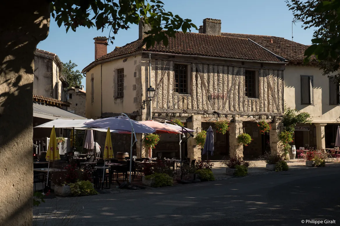 Fourcès place centrale